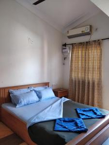 Кровать или кровати в номере Koito-House calangute guest house