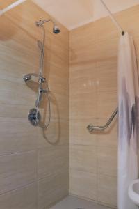 y baño con ducha y cortina de ducha. en Paradise Complejo Turístico, en Atlántida