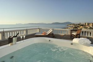 bañera en el balcón con vistas al océano en Villa Las Tronas Hotel & SPA, en Alghero