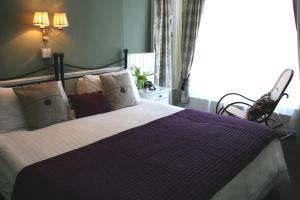 A bed or beds in a room at The Telstar 