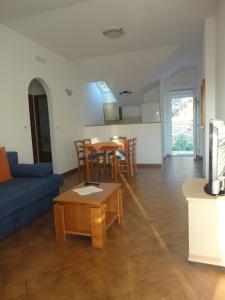 ein Wohnzimmer mit einer blauen Couch und einem Tisch in der Unterkunft Apartments Marija in Slano + 22 Fotos