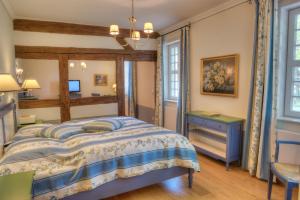 Säng eller sängar i ett rum på Urlaubsresidenz Marstall und Kanzlei im Schlossensemble