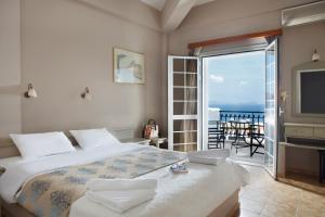 - une chambre avec un lit et une vue sur l'océan dans l'établissement Panorama, à Monemvasia