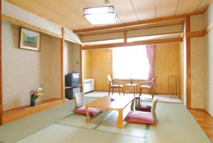 Predel za sedenje v nastanitvi Shiga No Yu Hotel