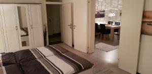 ein Schlafzimmer mit einem Bett und ein Esszimmer mit einem Tisch in der Unterkunft Ambiente Ferienapartments Warmbad Villach in Villach