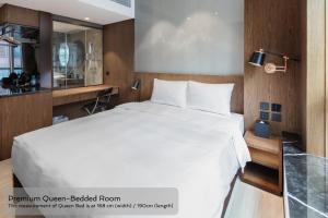 เตียงในห้องที่ The OTTO Hotel