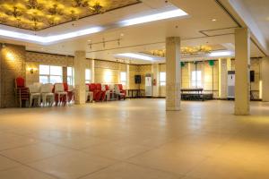 Restaurace v ubytování RedDoorz Plus New Era Budget Hotel Mandaue former RedDoorz Plus near UV Mandaue Cebu
