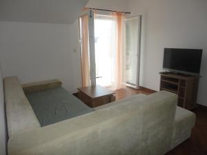 ein Wohnzimmer mit Couch und Fernseher in der Unterkunft Apartments Marija in Slano