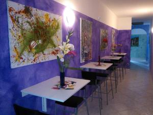 Restaurace v ubytování AFFITTACAMERE VALCHIAVENNA - Foresteria Lombarda con PARCHEGGIO PRIVATO SUL POSTO! Apprezzata Gestione Familiare dal 2012, Qualità-Prezzo TOP! "Guest-House with PRIVATE PARKING ON SITE! Appreciated Family Management since 2012, Quality-Price TOP!"
