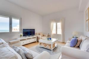 Televízia a/alebo spoločenská miestnosť v ubytovaní FARO Family Home by Cadiz4Rentals