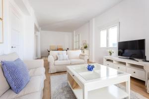 Televízia a/alebo spoločenská miestnosť v ubytovaní FARO Family Home by Cadiz4Rentals