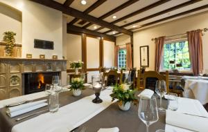 une salle à manger avec une table et une cheminée dans l'établissement Sengelmannshof, à Essen