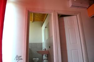 A bathroom at Ostello Salento