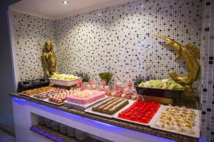 un buffet con muchos tipos diferentes de pasteles y postres en Halıcı Hotel Marmaris, en Marmaris