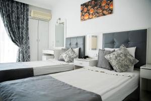 een slaapkamer met twee bedden en een raam bij Halıcı Hotel Marmaris in Marmaris +45 foto's