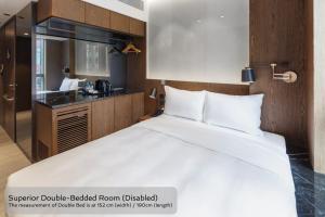 เตียงในห้องที่ The OTTO Hotel
