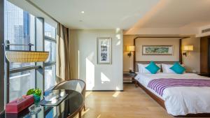 Letto o letti in una camera di SSAW Boutique Hotel Ningbo CBD