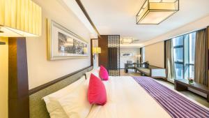 Letto o letti in una camera di SSAW Boutique Hotel Ningbo CBD
