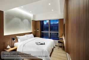 เตียงในห้องที่ The OTTO Hotel