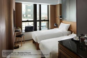 เตียงในห้องที่ The OTTO Hotel