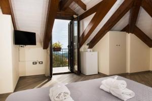 アジェーロラにあるB&B Kebontàのタオルが敷かれたベッドのある寝室
