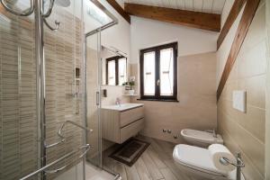 アジェーロラにあるB&B Kebontàのバスルーム(シャワー、洗面台、トイレ付) +37枚の写真