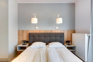 Ein Bett oder Betten in einem Zimmer der Unterkunft Chmielna Park Apartments Old Town