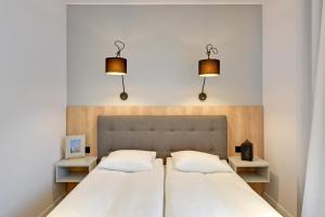 Ein Bett oder Betten in einem Zimmer der Unterkunft Chmielna Park Apartments Old Town