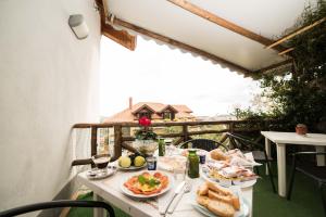アジェーロラにあるB&B Kebontàのバルコニーにテーブルと食器
