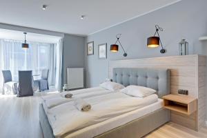 Ein Bett oder Betten in einem Zimmer der Unterkunft Chmielna Park Apartments Old Town