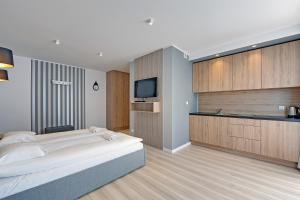 Ein Bett oder Betten in einem Zimmer der Unterkunft Chmielna Park Apartments Old Town
