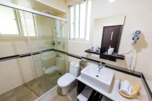 W łazience znajduje się toaleta, prysznic i umywalka. w obiekcie ManMan House Ruifang w mieście Ruifang