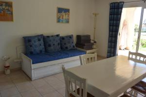 サリ・ソランザラにあるPALMERAIE 220のリビングルーム(青いソファ、テーブル付)