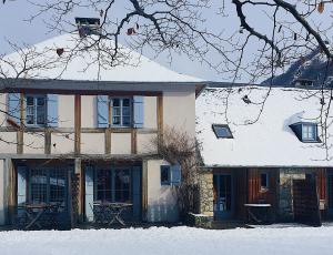 アレン・マルスーにあるLes chalets d'Arrensの屋根に雪の家