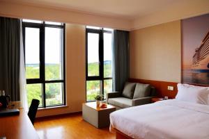 Postel nebo postele na pokoji v ubytování Linjiang International Cruise Hotel Baoyang Road