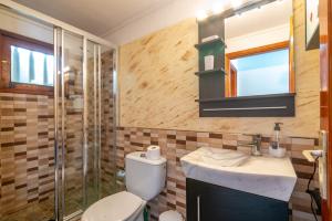 プエルト・デル・カルメンにあるApartamentos Paneloのバスルーム(トイレ、洗面台、シャワー付)