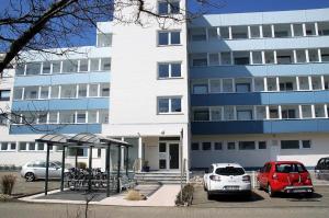 クックスハーフェンにあるAm Sahlenburgerstrand Whg 31の駐車場に二台駐車した建物