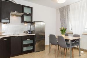Kuchyňa alebo kuchynka v ubytovaní Jantar Apartamenty- Zielone Tarasy
