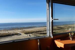 クックスハーフェンにあるAm Sahlenburgerstrand Whg 31の窓からビーチの景色を望めます。
