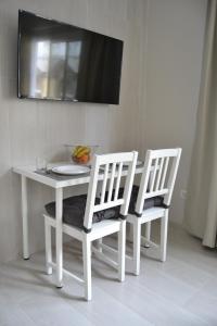 サンタクルス・デ・テネリフェにあるGFS Loftの白いテーブル(椅子2脚付)、テレビ付