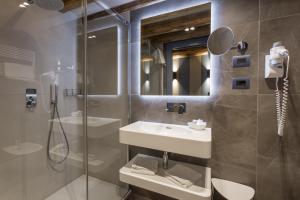 a bathroom with a sink, toilet and bathtub at Hotel Tiziano in Venice