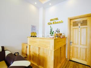 um quarto com um pódio de madeira e uma porta em Gia Khanh Hotel em Da Lat