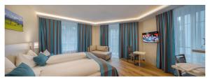 1 dormitorio con 1 cama blanca grande frente a las ventanas en Trip Inn Zurich Hotel, en Zúrich