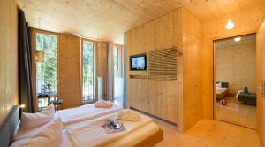 Postel nebo postele na pokoji v ubytování Alpenhotel Ammerwald