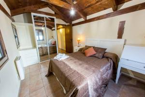 een slaapkamer met een bed met een ladekast en een spiegel bij Casa Torre Mudéjar in Toledo