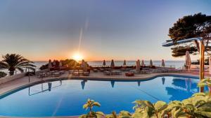 Бассейн в Hoposa Costa D'or - Adults Only или поблизости