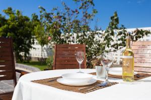 アロナにあるBungalow Palm Mar with pool and gardenのワイン1本とグラス2杯付きのテーブル