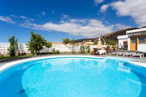 Poolen vid eller i närheten av Bungalow Palm Mar with pool and garden