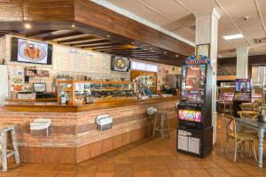 A restaurant or other place to eat at Hotel-Restaurante La Sima