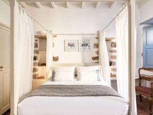 Postel nebo postele na pokoji v ubytování Patmos Eye Boutique Hotel & Villas
